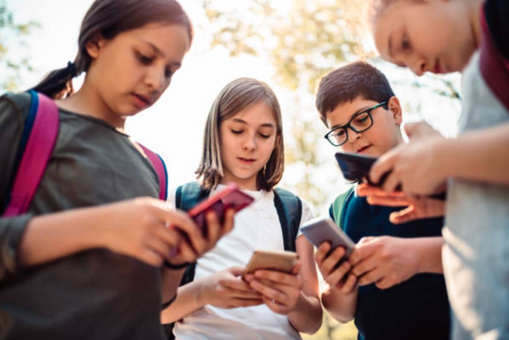 Francia prohíbe las redes sociales para menores de 15 años