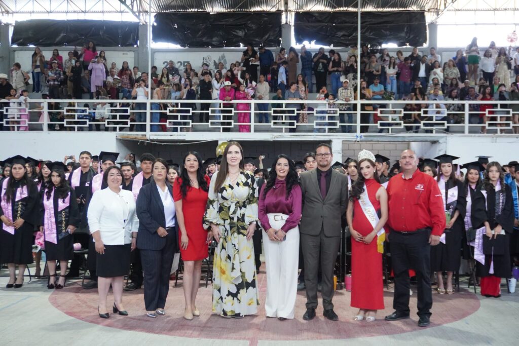 Nancy Flores acompaña graduación del COBAED 28