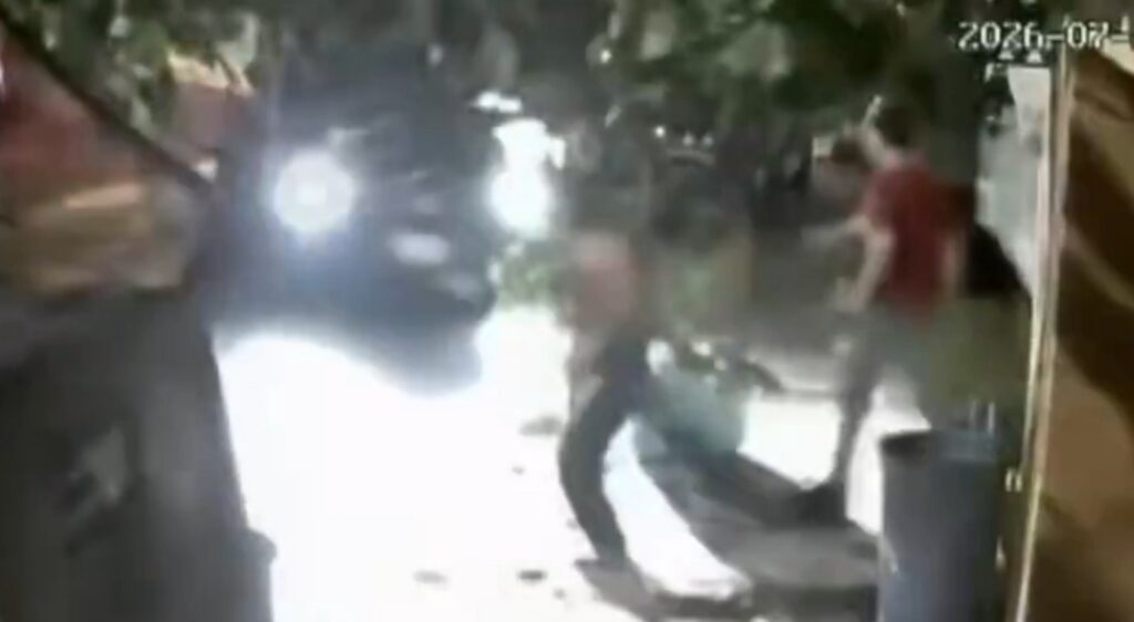 VIDEO: Joven intenta atropellar a su exnovia porque no quiso regresar con él