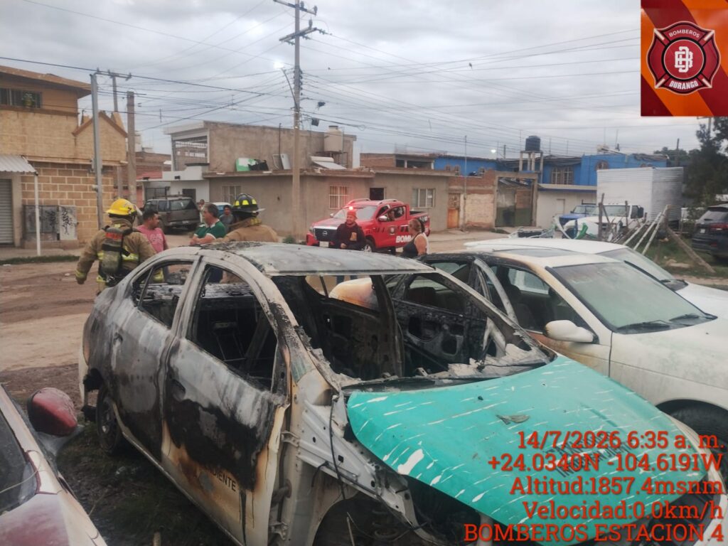Ardió vehículo estacionado en la vía pública de Durango
