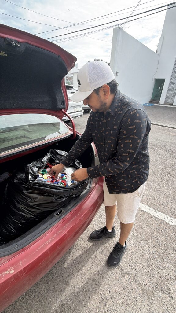 Juntó cinco mil taparroscas para ayudar a niños con Cáncer y las donó a Fundación Garza Limón