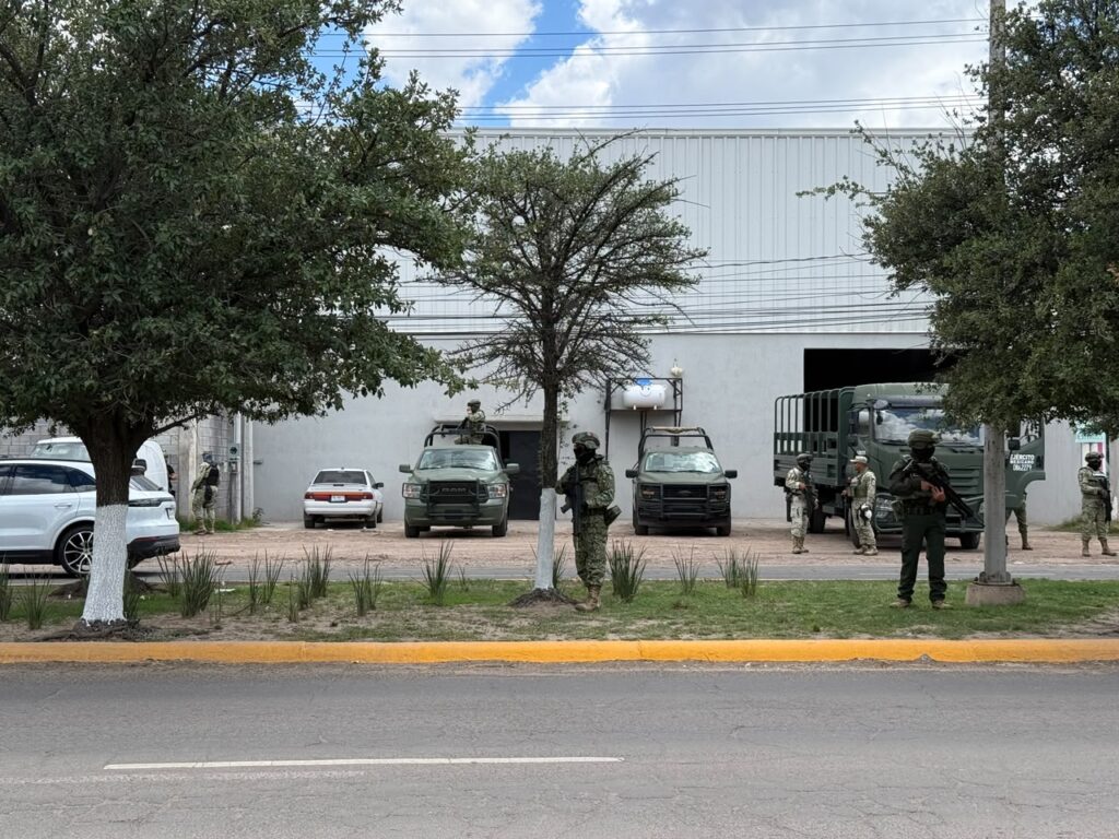 Militares aseguran enorme bodega en Durango y esperan la orden de cateo