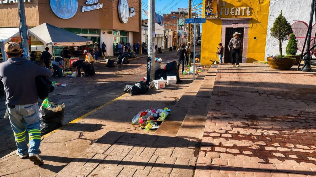 ¡Toneladas de basura! Tras la fiesta del 22 de julio en el Jardín Juárez