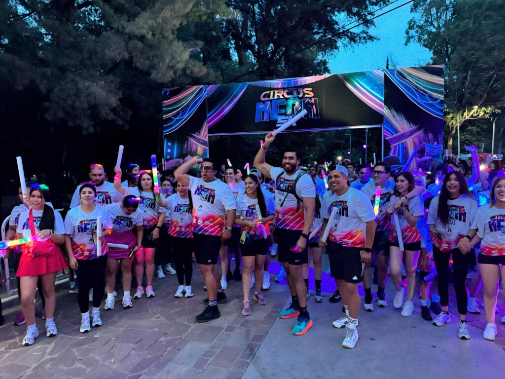 Más de 1,800 personas convierten la Circus Neon 5K en un éxito en Durango