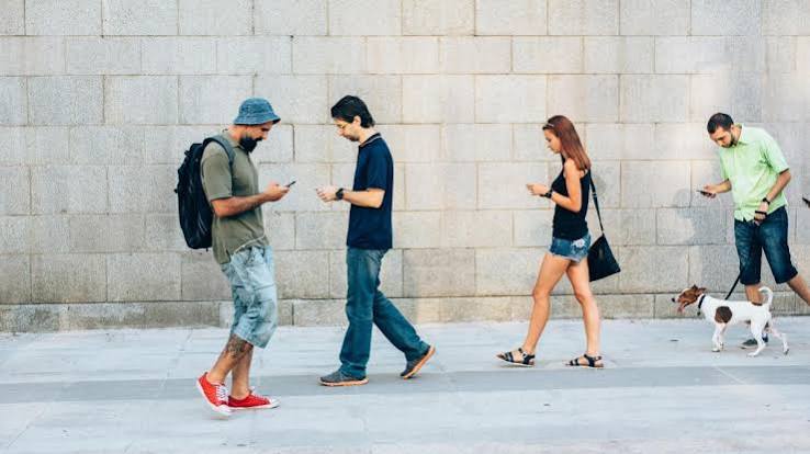 El uso diario del celular modifica la postura y afecta la salud