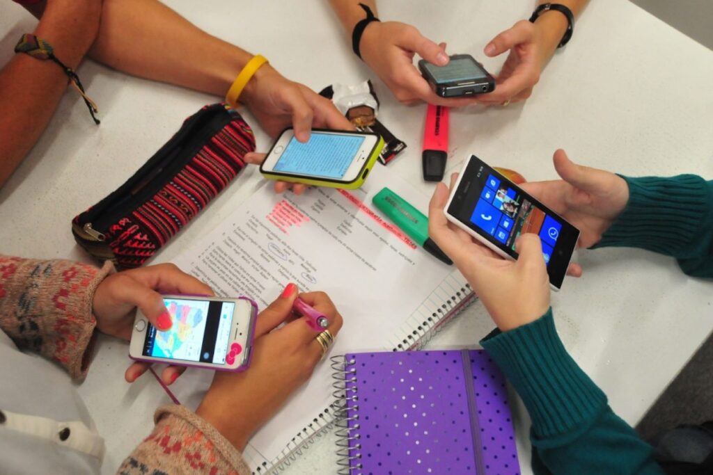 Sheinbaum respalda debate sobre regular celulares en las escuelas