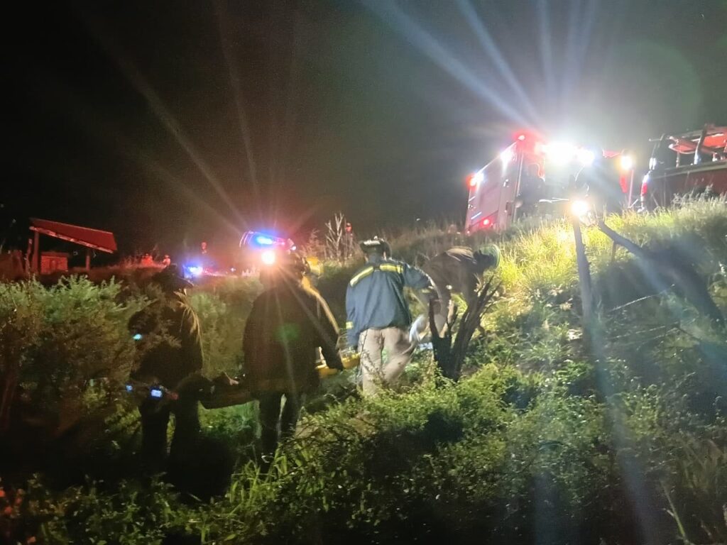 ¡Rescate de conductor! Quedó atrapado tras volcadura en la carretera Francisco Zarco