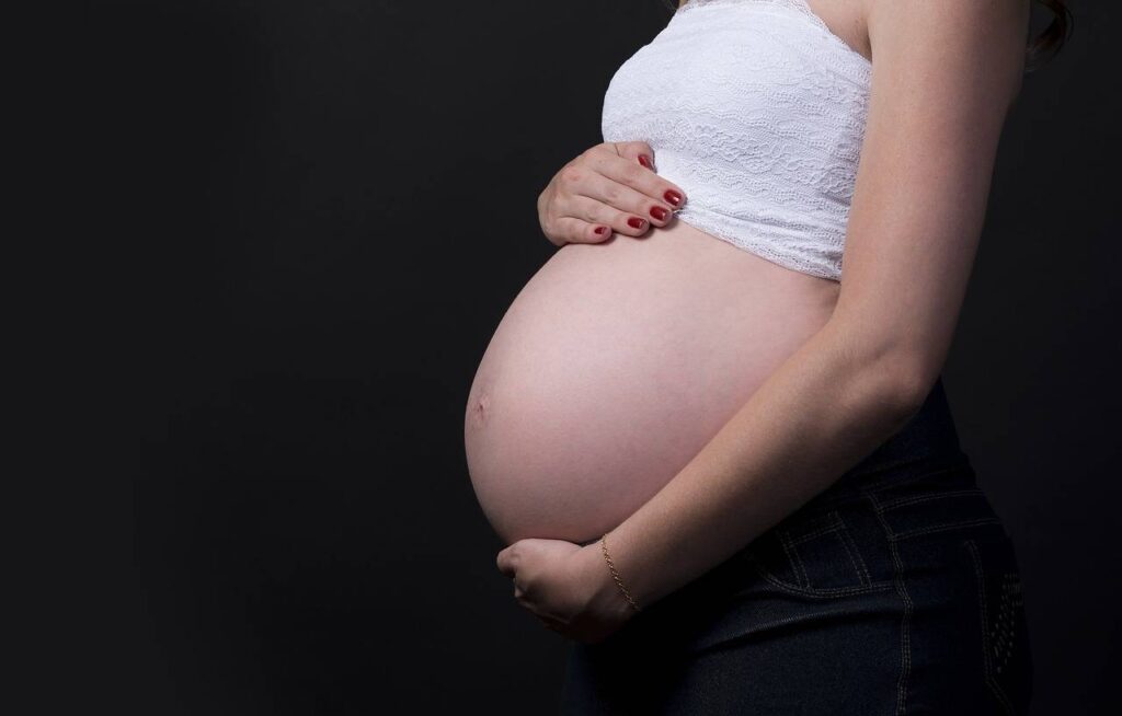 Mujer embarazada escondía los cuerpos de 5 bebés en cajas de cartón