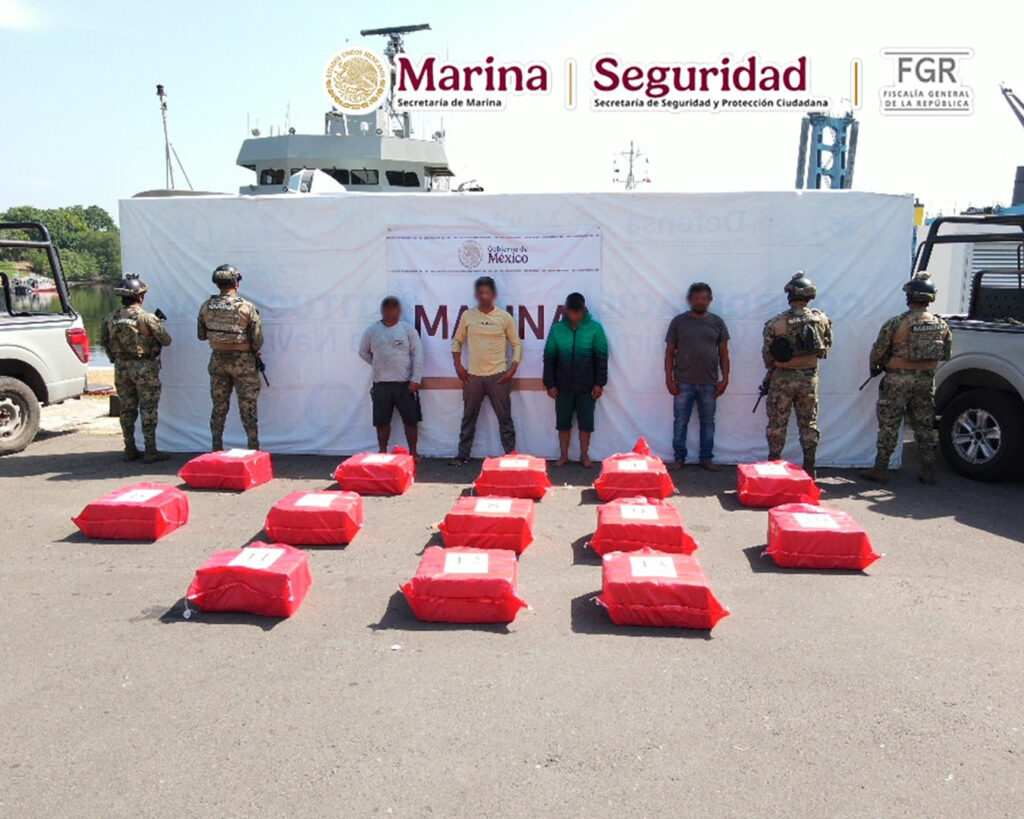 Semar asegura 1.2 toneladas de cocaína frente a costas de Chiapas y detiene a ocho personas