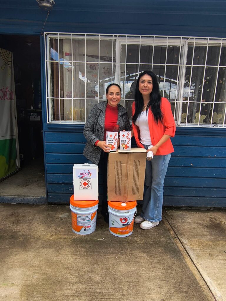 Escuelas reciben material educativo