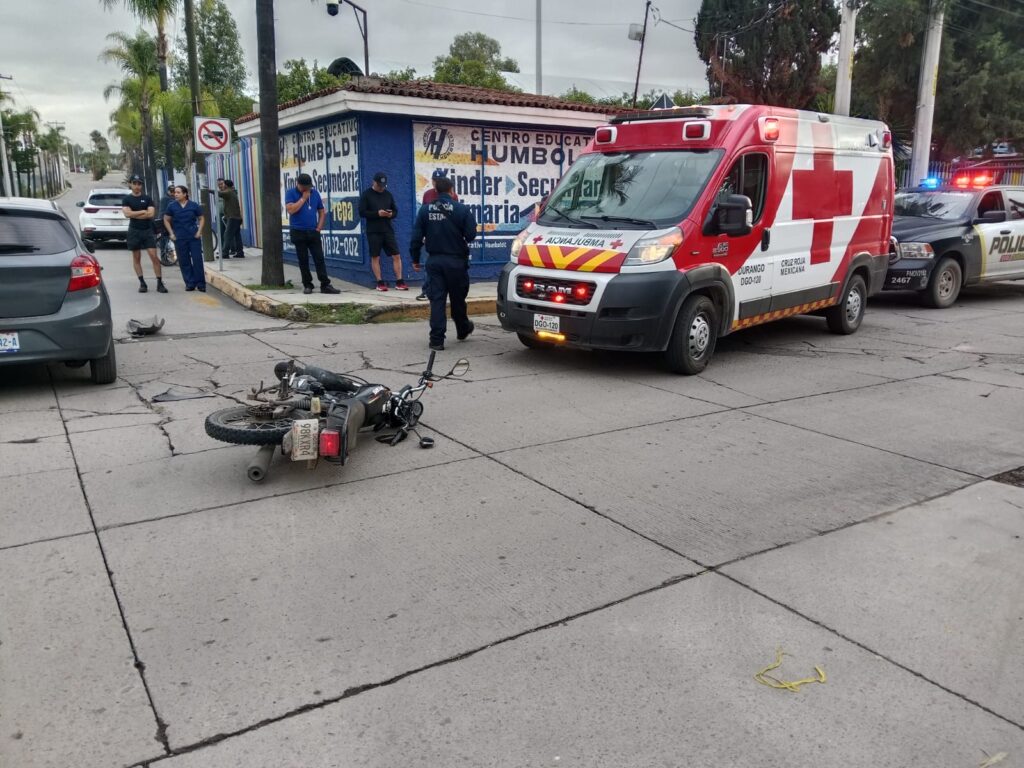 Chocaron automóvil y motociclista y ambos conductores se señalan mutuamente como responsables