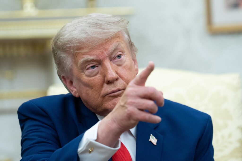 Trump amenaza con atacar infraestructura de Irán si continúan agresiones en Ormuz