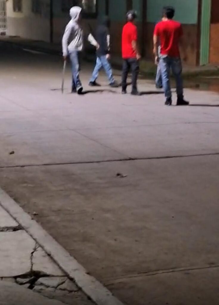 Con machete menores de una colonia le buscan pleito a los de otra