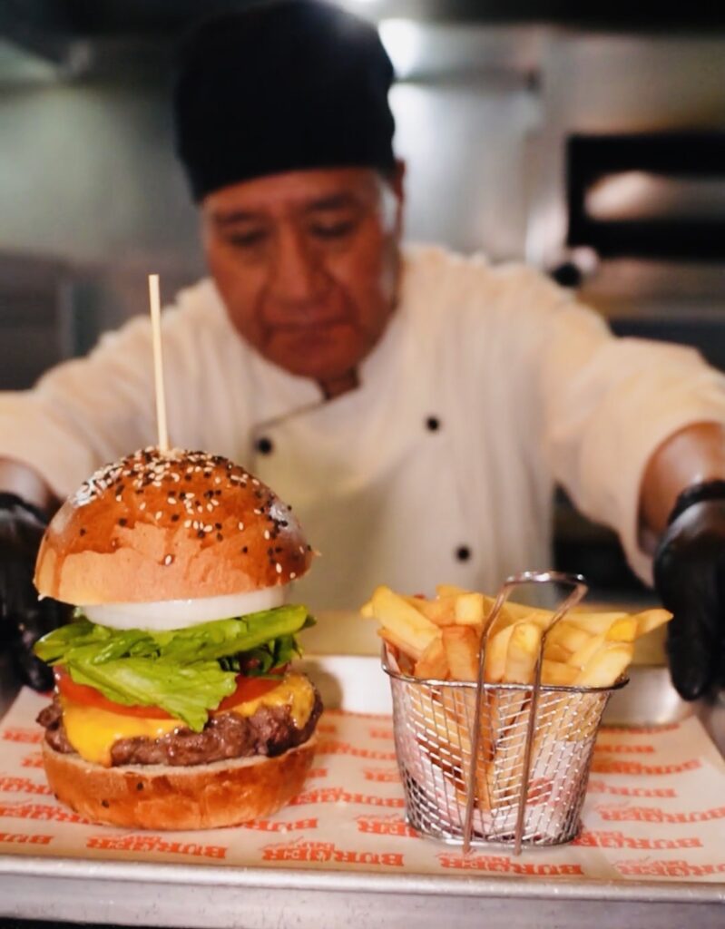 ¿Comer en un restaurante es más caro? CANIRAC confirma que ajustaron sus precios hasta 20%.