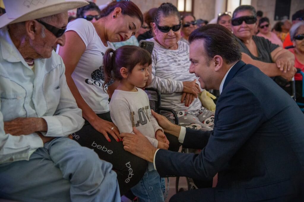 Entre lágrimas de emoción, pacientes recuperan la vista con cirugías gratuitas del DIF