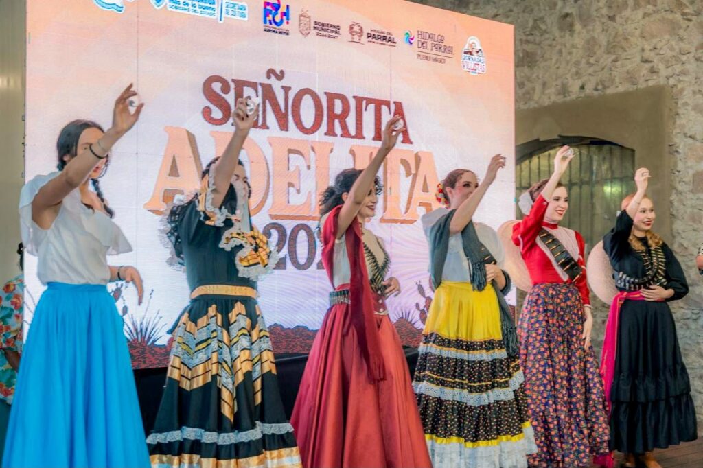 Dayana Domínguez Delgado ganadora del certamen Señorita Adelita 2026  -Será embajadora de las Jornadas Villistas y recibió un premio de 15 mil pesos  El Gobierno de Parral, a través de la Dirección de Acción Cívico Social, celebró con gran éxito el certamen Señorita Adelita 2026, donde Dayana Domínguez Delgado obtuvo el título que la convierte en embajadora de las Jornadas Villistas 2026, además de recibir un premio de 15 mil pesos.  La ceremonia se llevó a cabo en la Antigua Estación del Ferrocarril, escenario que reunió a familiares, autoridades, integrantes del jurado y ciudadanía para reconocer el talento, la preparación, la personalidad y el compromiso de las 12 participantes, quienes representaron con orgullo las tradiciones y la identidad de Parral.  En representación del presidente municipal, Salvador Calderón Aguirre, asistió el oficial mayor, Martín Flores, quien transmitió un mensaje del alcalde y reconoció el esfuerzo de cada una de las concursantes por asumir el compromiso de preservar y promover las costumbres que distinguen al municipio.  Asimismo, destacó que para la actual Administración Municipal las Jornadas Villistas representan una de las celebraciones más importantes de la ciudad, al fortalecer la identidad, la historia y el sentido de pertenencia de las y los parralenses.  Con este nombramiento, Dayana Domínguez Delgado será la representante de Parral durante las actividades de las Jornadas Villistas 2026, llevando con orgullo la historia, la cultura y las tradiciones que dan identidad al municipio.  El Gobierno de Parral felicita a la nueva Señorita Adelita 2026, así como a todas las participantes por su entusiasmo, entrega y dedicación, reiterando su compromiso de impulsar eventos que preserven las tradiciones y fortalezcan el orgullo de ser parralenses.  Juntos lo Estamos Logrando