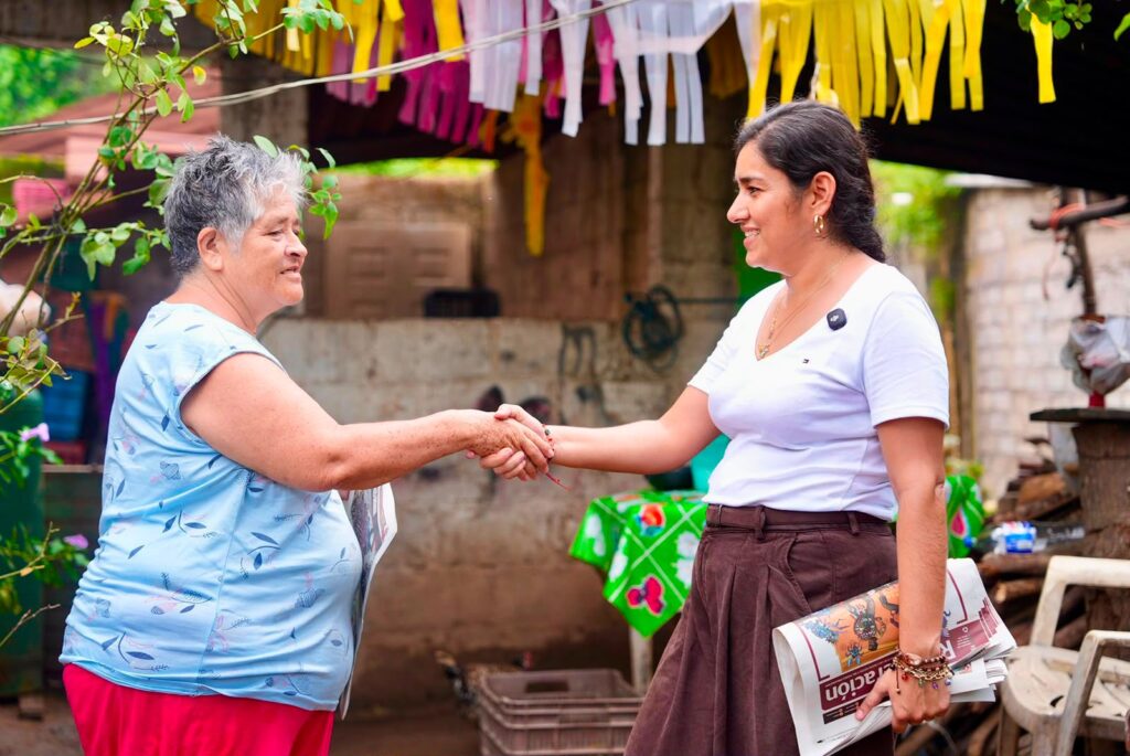 Elizabeth López Blanco fortalece el trabajo territorial con la entrega del periódico Regeneración.