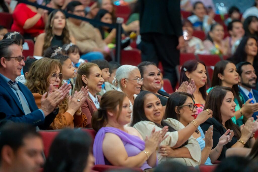 Beatriz Estrada Martínez acompaña a niñas y niños del Jardín de Niños Rosa Navarro en su graduación