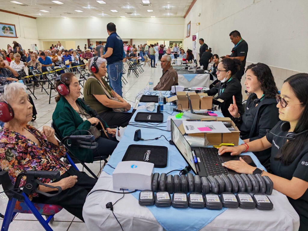 Inicia DIF Estatal entrega de 1,385 auxiliares auditivos y 877 lentes adaptados en todo el estado
