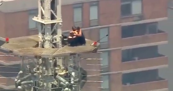 Pancarta sobre el amor aparece en la cima del Empire State