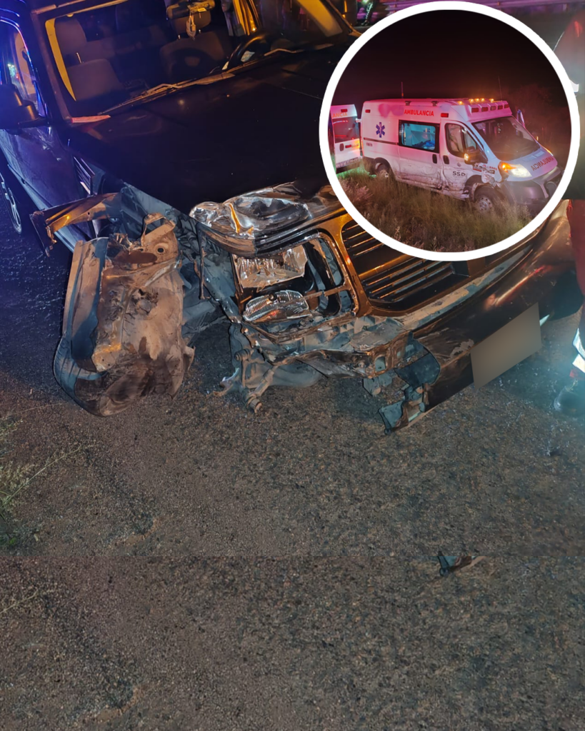 Chocan ambulancia y camioneta en la carretera a Parral que deja tres heridos