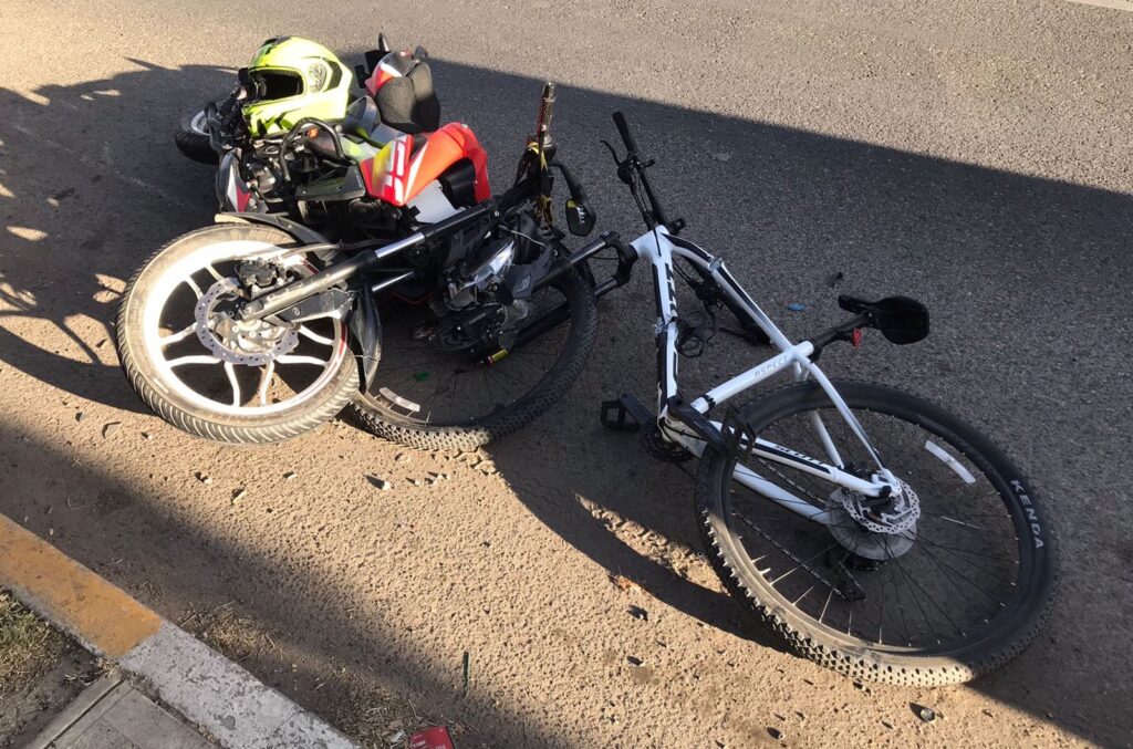 Choque entre motocicleta y bicicleta deja heridos a sus conductores