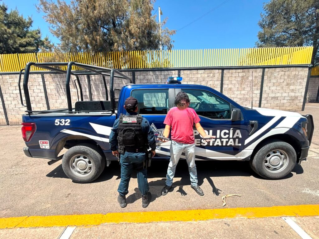 Dentro de la escuela un preparatoriano traía pistola de postas