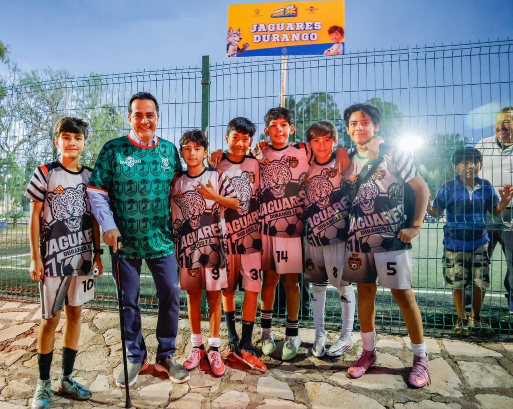 Llama Toño Ochoa a celebrar con responsabilidad durante el partido de México