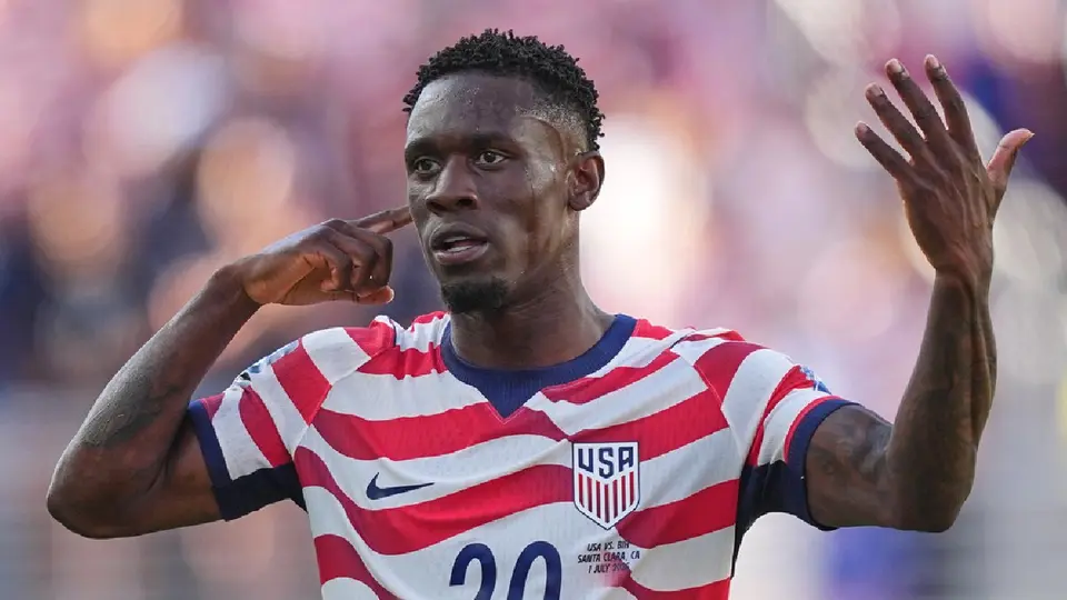 FIFA suspende sanción a Folarin Balogun tras polémica