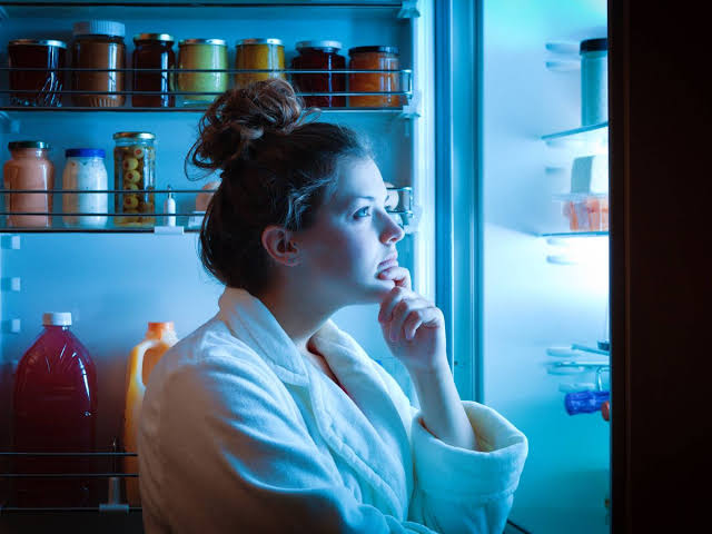 La ciencia recomienda dejar de comer cuatro horas antes de dormir