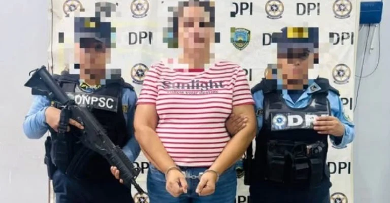 Detienen a docente tras golpear e insultar a una estudiante durante clases