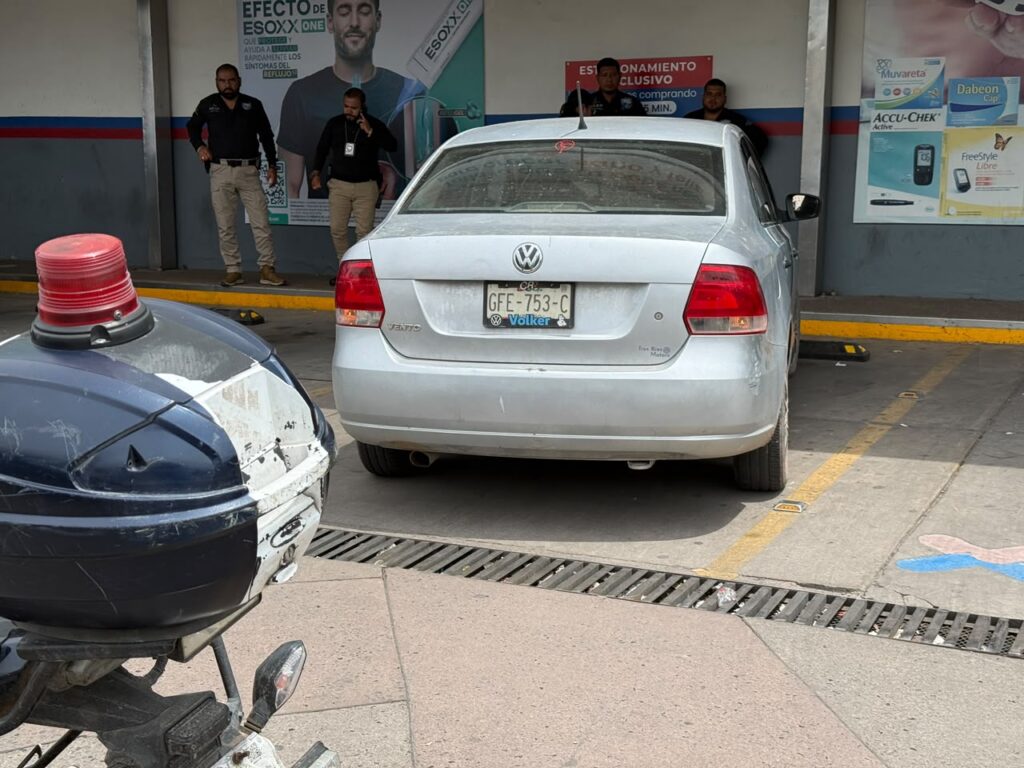 Adulto mayor pierde la vida al interior de un vehículo estacionado fuera de farmacia