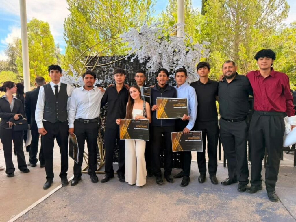 COBAED Plantel 10 reconoce a sus voleibolistas por tres años de éxitos deportivos