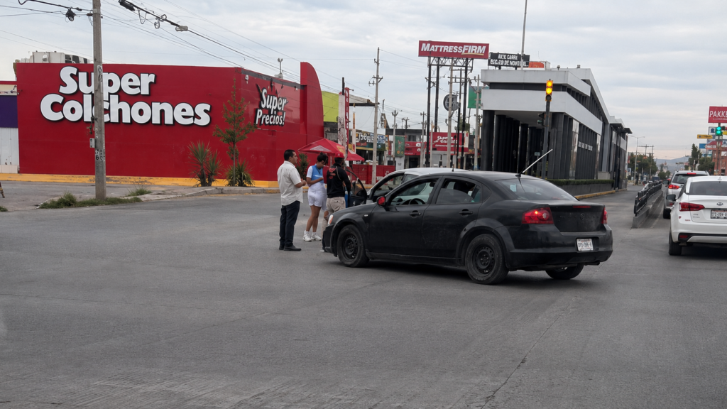 Choque en Vallarta y Zaragoza deja daños en estación del Bowí