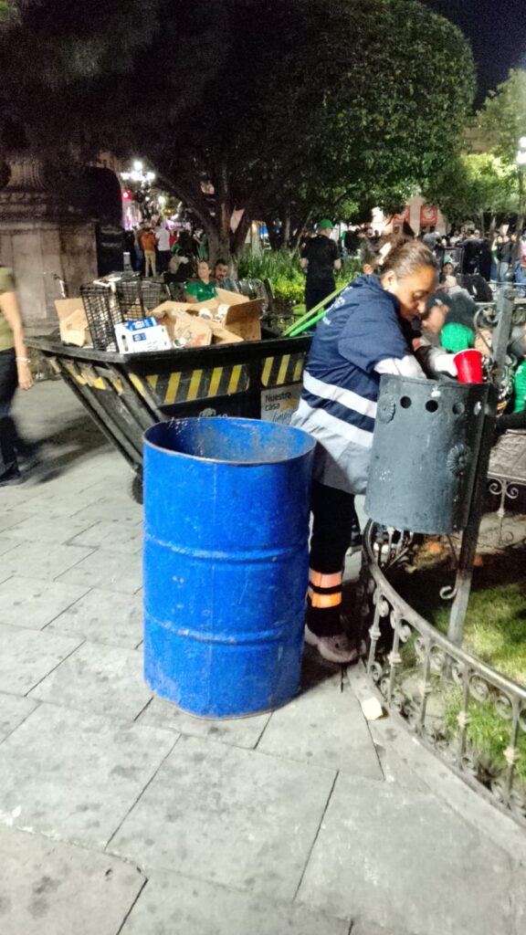Una noche de celebración terminó con más de 9 toneladas de basura en el Centro Histórico.
