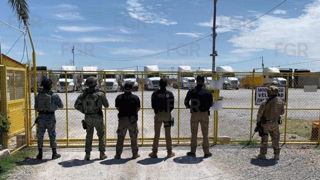 Empresa con tractocamiones y miles de litros de hidrocarburos aseguran Militares y FGR