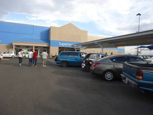 Reporta que mientras hacía sus compras le robaron su automóvil