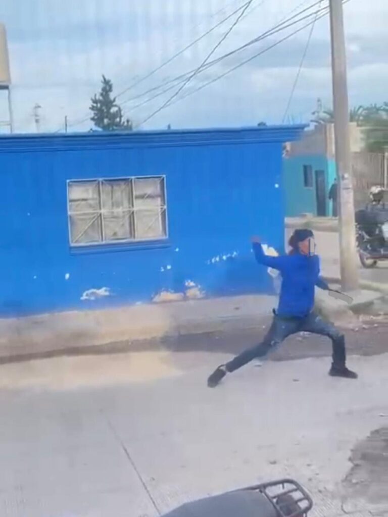 Reportan a jovencito que agrede con piedras y porta arma de fuego