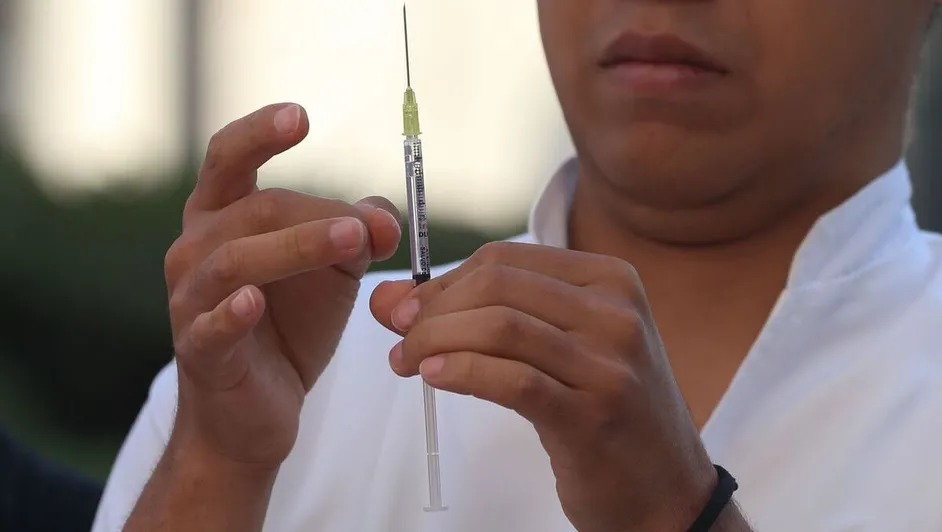 Una vacuna contra el dengue abre una puerta para adolescentes en México